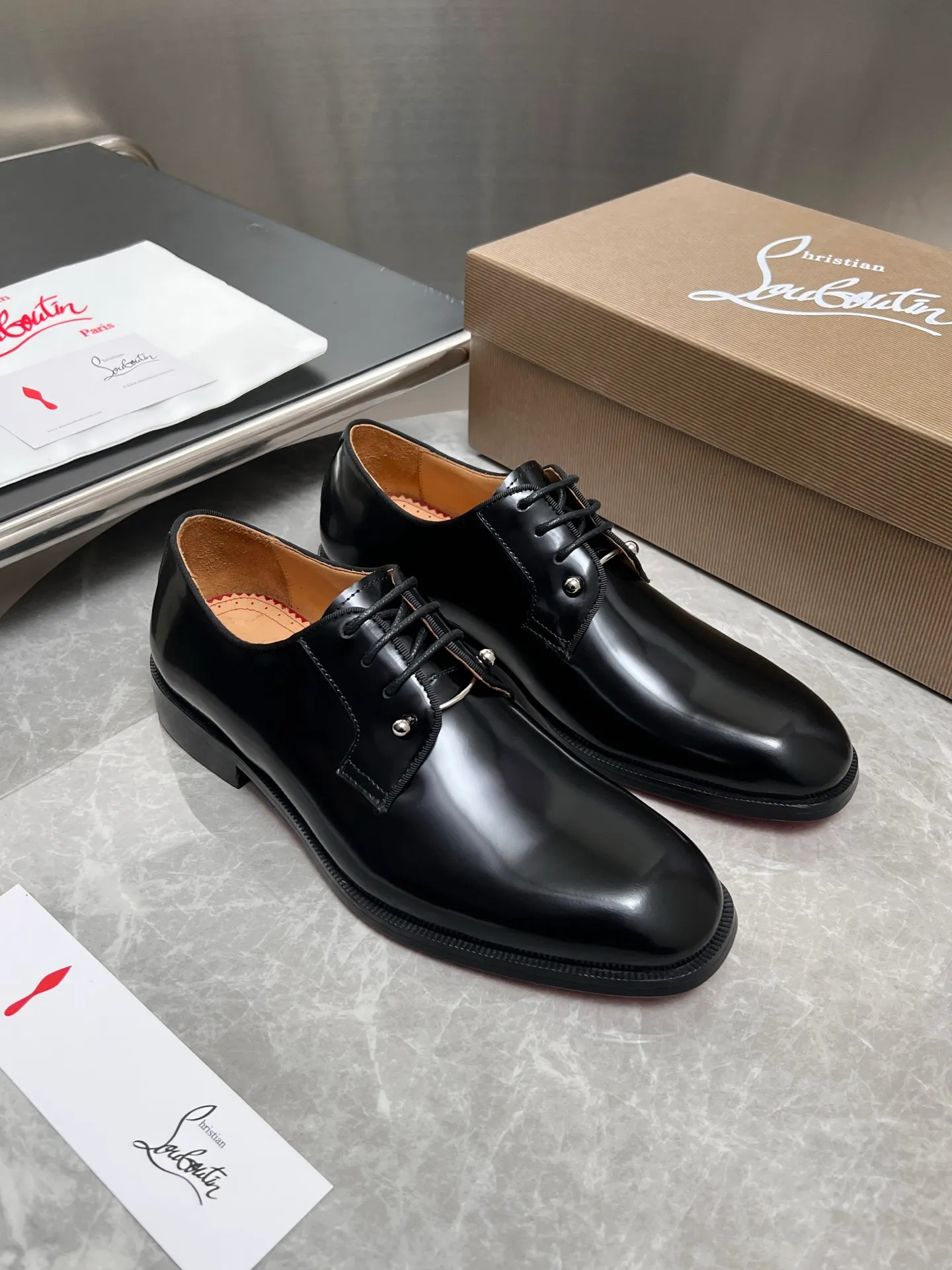 [CL red sole] Top P: 900💰 Number of yards: 39~44 (38.4546. Customized, non-refundable) CL new men's formal shoes Loaf leather shoes Christia* Loubouti* red sole shoes The red sole is luxurious and elegant, reshaping the style boundary of casual formal wear. It is extremely innovative in material selection, and creates a rich visual and tactile experience through the collision of different materials! Made of top-grade calfskin/glossy patent leather/spliced ​​technical fabric in contrasting colors. The upper is stitched by hand with fine and even stitching. It is based on the square-toe loafer shoe shape, with neat and elegant lines, which fits the toughness of men's wear. The upper is embellished with metal rivets, injecting individual details into classic loafers, breaking the mediocrity of casual shoes, and giving a concrete expression of "low-key luxury". From the original color/red cowhide lining inside the shoe to the instantly recognizable red sole, the "red sole" is not only the brand's visual identity, but also a "luxury codeword" when walking. The red sole exposed inadvertently conveys taste and identity instantly. From the innovative splicing of materials, to the personalized fusion of design, to the ingenious inheritance of craftsmanship, the Christian Louboutin men's loafer series is not only a pair of casual shoes, but also a "yuppie style" dressing weapon for men. Whether it is a casual business meeting or a casual look for daily travel, it can help you become a unique and stylish man in every occasion with its "red Loaf" attitude.